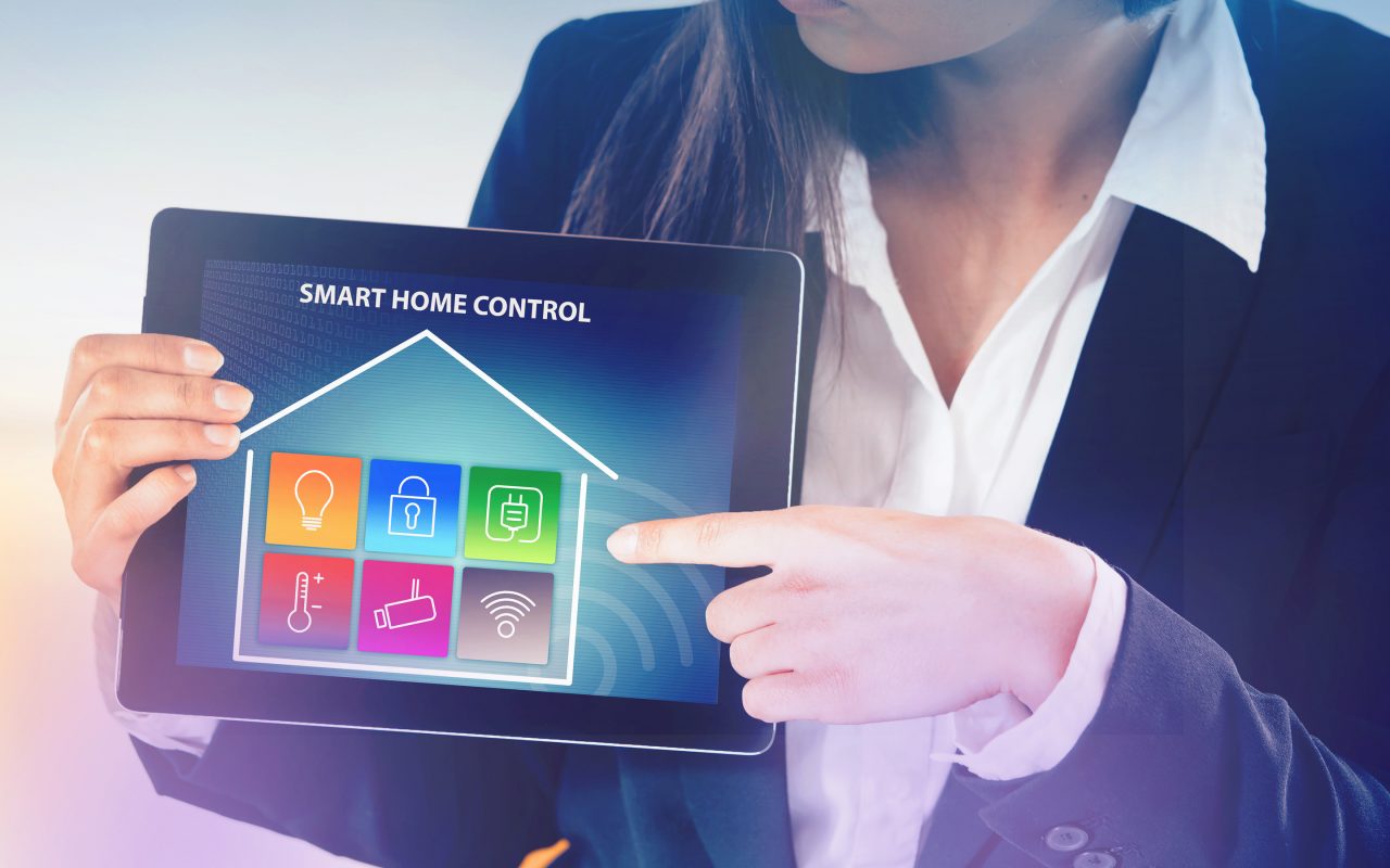 Arvato Systems_Utilities_Smart Home: Frau mit Tablet