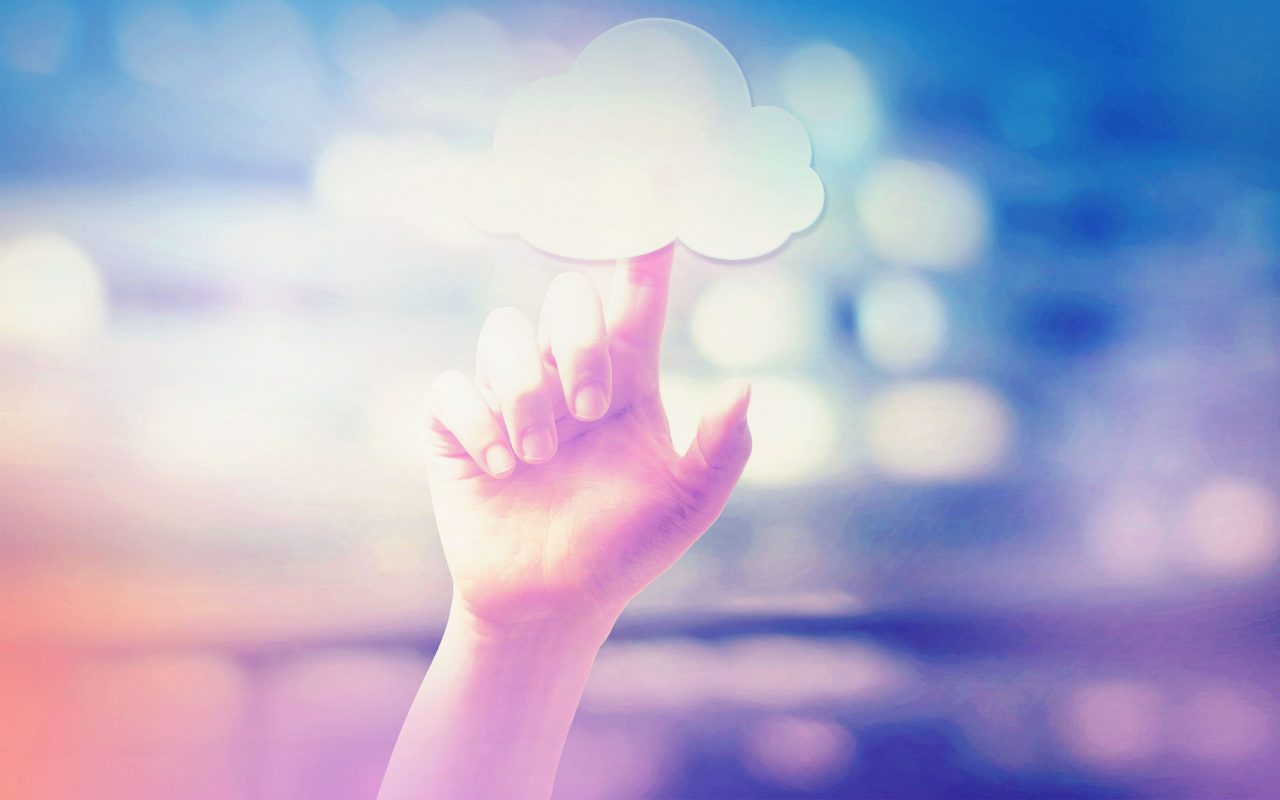 Arvato Systems_Cloud_Finger tip on cloud